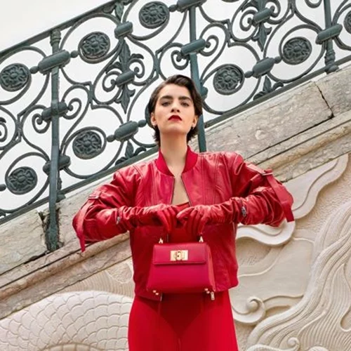 Trend Talk powered by Answear | Πώς να ενσωματώσεις το κόκκινο, το απόλυτο χρώμα της σεζόν, στην γκαρνταρόμπα σου