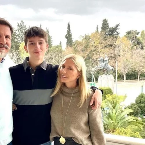 Η Μαρί Σαντάλ πλένει το σκυλάκι της στο luxury μπάνιο της - Αμακιγιάριστη με το μπουρνούζι της