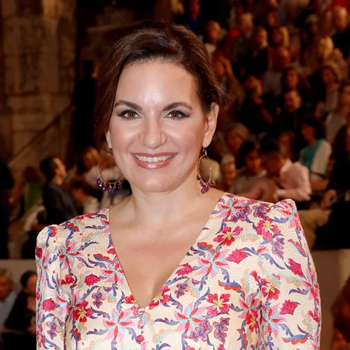 Όλγα Κεφαλογιάννη | Με μεταξωτό top και midi φούστα στην εκδήλωση του υπουργείου Τουρισμού και του ΕΟΤ