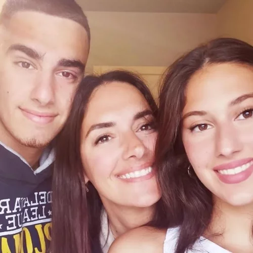 Νόνη Δούνια | Η συγκινητική έκπληξη που την περίμενε στο σπίτι της στον Πειραιά