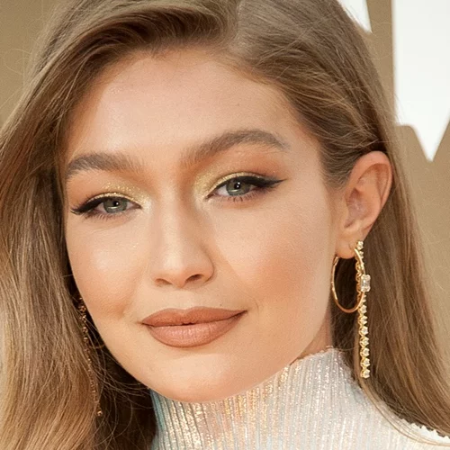 Το φρέσκο μακιγιάζ της Gigi Hadid θα σε κάνει να θες να αγοράσεις λευκό eyeliner asap