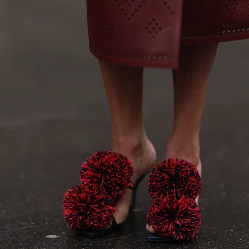 3 "ανθισμένα" ψηλοτάκουνα πέδιλα για τα events του καλοκαιριού