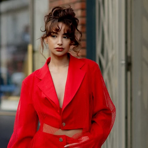 Οι μοντέρνοι τρόποι για να φορέσεις το κόκκινο καλσόν το 2024