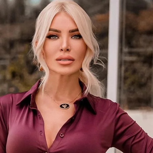 Η Κατερίνα Καινούργιου φόρεσε την ιδανική mini φούστα για το φθινόπωρο που κοστίζει μόλις 20 ευρώ