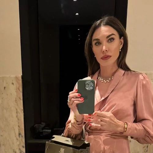 Τατιάνα Στεφανίδου | Με total blue σύνολο στο Μουσείο Γουλανδρή