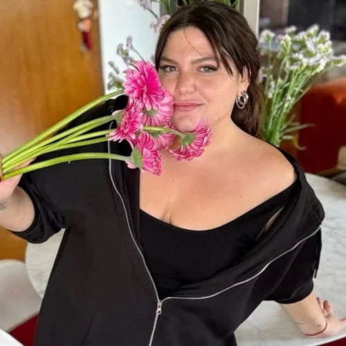 Μέσα στο χρωματιστό σαλόνι της Δανάης Μπάρκα | Το ιδιαίτερο χρώμα του καναπέ & τα γεμάτα λουλούδια βάζα της