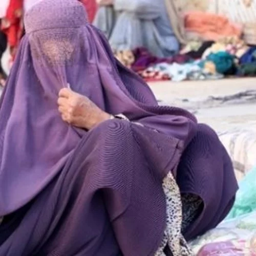 Αποτροπιασμός στο Ιράν: Αφού παντρεύτηκε όταν ήταν παιδί, μία γυναίκα απαγχονίστηκε για τον φόνο του συζύγου της