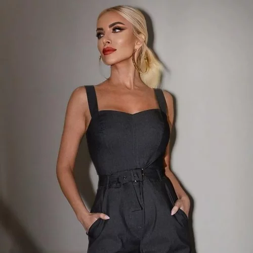 Η Κατερίνα Καινούργιου με το κοστούμι από τη Zara στο χρώμα τάση της Άνοιξης 2024