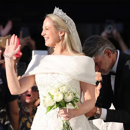 Princess vibes | Το κομψό νυφικό χτένισμα της Θεοδώρας ήταν κάτι παραπάνω από αριστοκρατικό