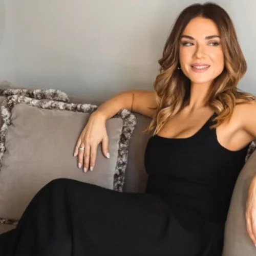 Βάσω Λασκαράκη | Το έξυπνο κόλπο που κάνει με τα μαλλιά της αναβαθμίζει κάθε sleek χτένισμα