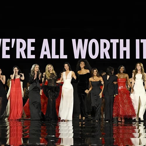 Le Défilé 2025 | Η Δούκισσα Νομικού έλαμψε στο Παρίσι δίπλα σε Jane Fonda & Kendall Jenner