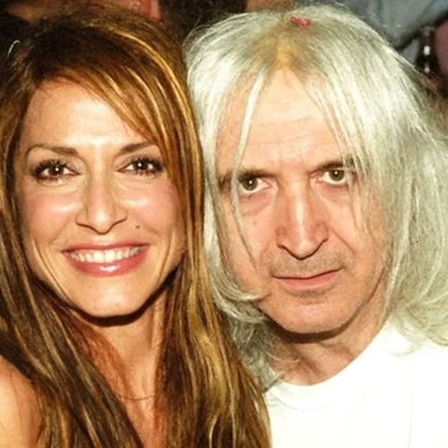 41 χρόνια πριν | Άννα Βίσση - Νίκος Καρβέλας στο γάμο τους - το συντηρητικό νυφικό, τα πασουμάκια της νύφης και τα διαφορετικά μαλλιά του γαμπρού