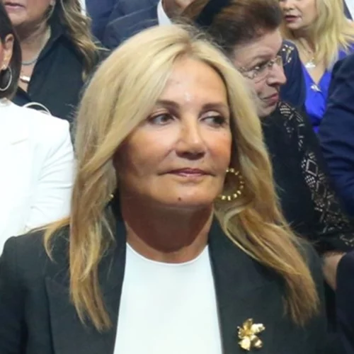 Μαρέβα Μητσοτάκη | Για φαγητό στην Ελεύθερνα Κρήτης με summer look - Η σπάνια φωτογραφία από τις φετινές της διακοπές