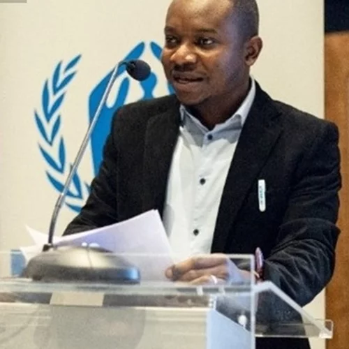 Η ιστορία του πρόσφυγα Ζυλιέν | Από τα παγκάκια της πλατείας Αμερικής, πρώτος στο πανεπιστήμιο και σήμερα επιχειρηματίας