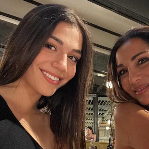 Η Δέσποινα Βανδή στόλισε το χριστουγεννιάτικο δέντρο στο σπίτι της μαζί με την κόρη της, Μελίνα Νικολαΐδη