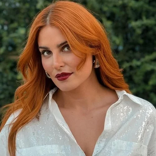 Η Εβελίνα Νικόλιζα τρώει το αγαπημένο της junk food στο Λονδίνο