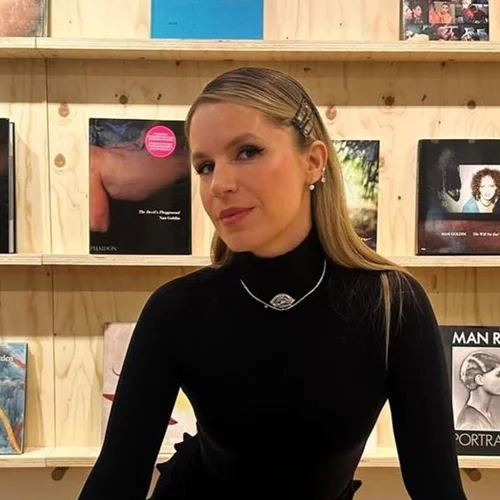 Ηλέκτρα Νιάρχου | Η μικρή αδερφή της Ευγενίας Νιάρχου ποζάρει με στενό μαύρο φόρεμα