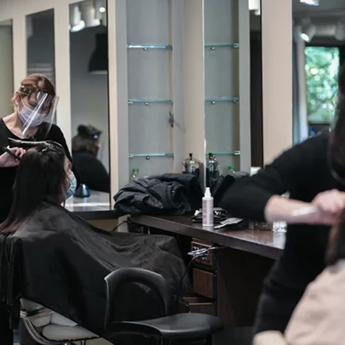 Αρνητής έκανε μήνυση σε κομμωτήριο - Απαιτούσε να τον κουρέψει... ανεμβολίαστος χωρίς μάσκα