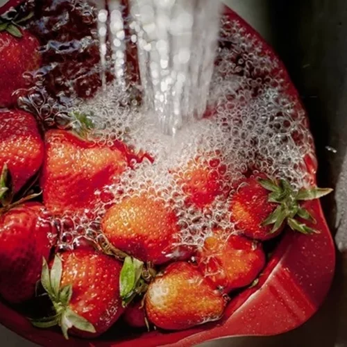 Μόνο το νερό δεν φτάνει | To hack για να φύγουν τα φυτοφάρμακα από τα φρούτα