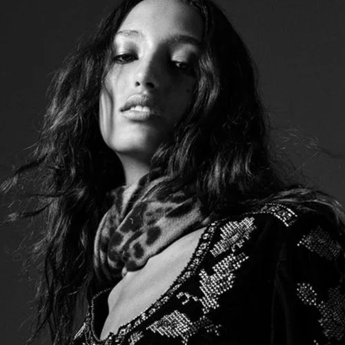 Αυτή η embellished βελούδινη ζακέτα από τη Zara είναι το μοναδικό statement piece που χρειάζεσαι αυτόν το χειμώνα