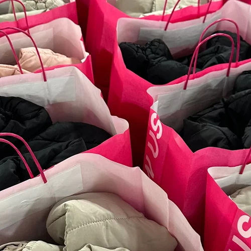 Ο Όμιλος Intrafashion προσφέρει χειμερινά ενδύματα στο "Χαμόγελο του Παιδιού"