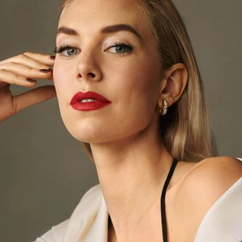 Η Vanessa Kirby ποζάρει για το εξώφυλλο του Harper's Bazaar Greece