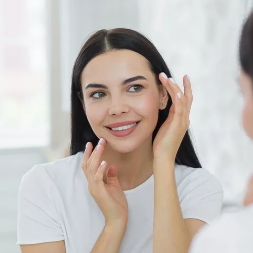 3 λόγοι να προσθέσεις έναν ορό υαλουρονικού οξέος στη ρουτίνα σου -ακόμη κι αν χρησιμοποιείς ισχυρότερα ενεργά συστατικά