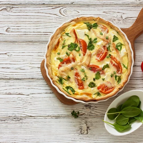 Καλοκαιρινή ντοματόπιτα για να μοσχοβολήσει το σπίτι | Με φέτα, χωρίς φύλλο