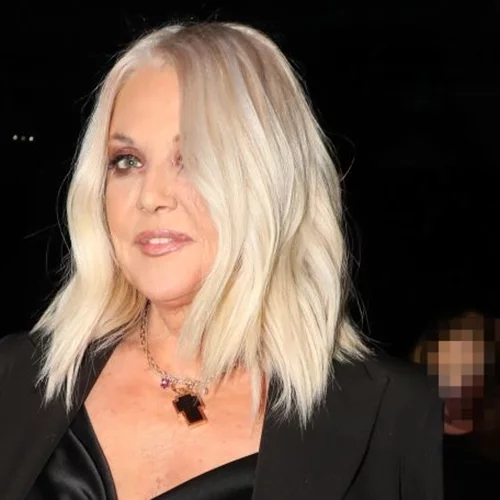 Η (αναπάντεχη) στιλιστική επιλογή της Ρούλας Κορομηλά σε νυχτερινή της εμφάνιση