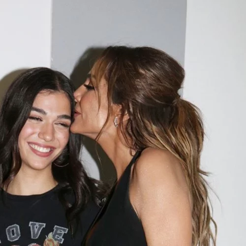 Η Μελίνα Νικολαΐδη στη συναυλία της μητέρας της | Το oversized T-shirt με το μήνυμα για τη Δέσποινα