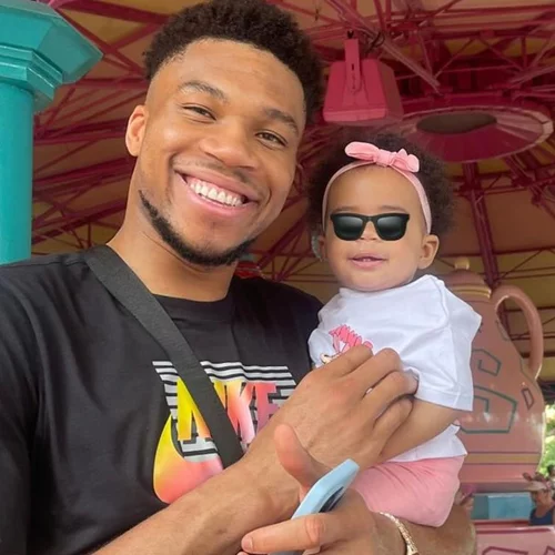 Ο Γιάννης Αντετοκούνμπο παίρνει το βραβείο του πιο fun μπαμπά | Φωτογραφίες από το οικογενειακό ταξίδι στη Disneyland