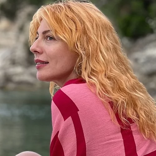 Η Σμαράγδα Καρύδη με το κόκκινο μπικίνι της πάνω στα βράχια