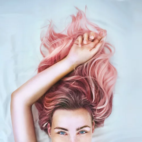 Έχεις αναρωτηθεί ποτέ γιατί βάφουν όλες τα μαλλιά τους ροζ τελευταία;