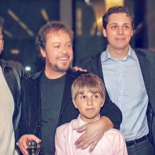 Γενέθλια για τον Γιάννη Πάριο | Η σπάνια φωτογραφία με τους τέσσερις γιους του