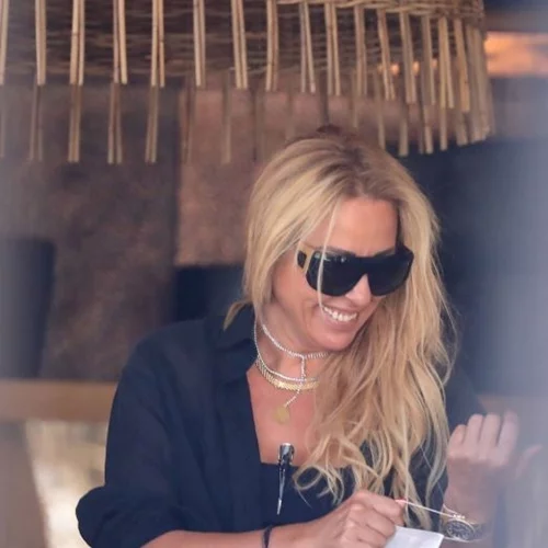 H Γωγώ Μαστροκώστα ποζάρει με τον Ρονάλντο στη Μεσσηνία