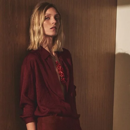 Η "quiet luxury" καφέ φούστα από τη Massimo Dutti που θα φορέσεις τώρα και το φθινόπωρο είναι σε έκπτωση