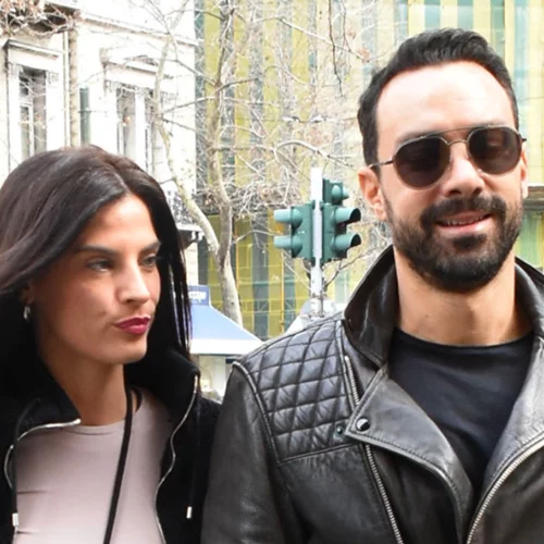 Χριστίνα Μπόμπα και Σάκης Τανιμανίδης στόλισαν | Το μίνιμαλ χριστουγεννιάτικο δέντρο τους