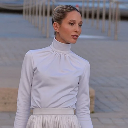 Η Μαρία Ολυμπία Γλύξμπουργκ με λευκό σύνολο στην Εβδομάδα Μόδας του Παρισιού