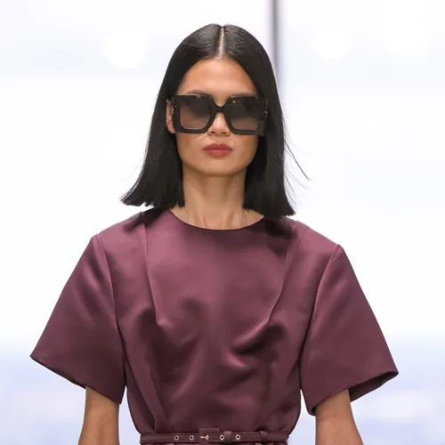 Το νέο μπορντό | Αυτό είναι το χρώμα που πρωταγωνιστεί στις τάσεις για τη σεζόν Φθινόπωρο/Χειμώνας 2025-2026