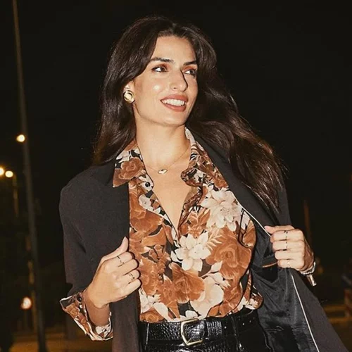 Η Τόνια Σωτηροπούλου φόρεσε το αγαπημένο της κοστούμι με το πιο θηλυκό πουκάμισο της γυναικείας γκαρνταρόμπας