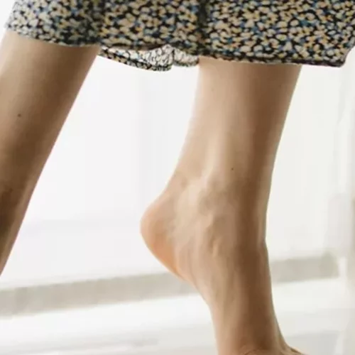 Πέντε συμβουλές για να απαλλαγείς από τις σκασμένες φτέρνες