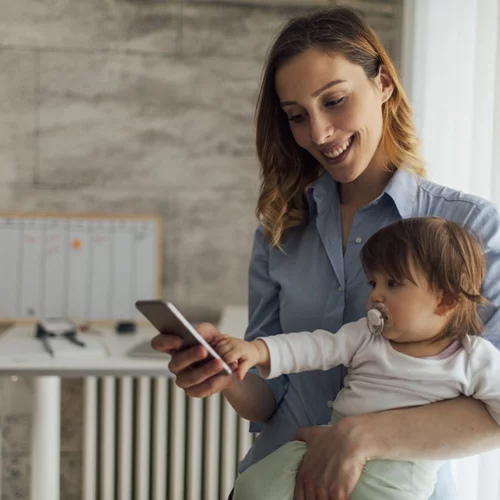 Οι μαμάδες στην Αμερική χρησιμοποιούν τις AI εφαρμογές σαν να ήταν ο "τρίτος γονιός" του παιδιού