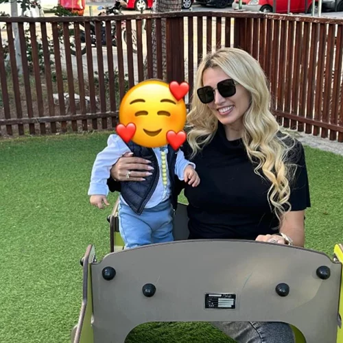 Η Κωνσταντίνα Σπυροπούλου απολαμβάνει στιγμές διασκέδασης με τον γιο της, Βλάσση στην παιδική χαρά