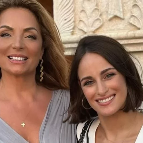 Άντζελα Γκερέκου | Με baby blue κοστούμι σε βράβευση - "'Ενας άγγελος"