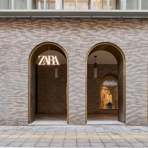 Η Ζara αποκαλύπτει το νέο της κατάστημα στο εμβληματικό κτήριο του Μινιόν στην Αθήνα