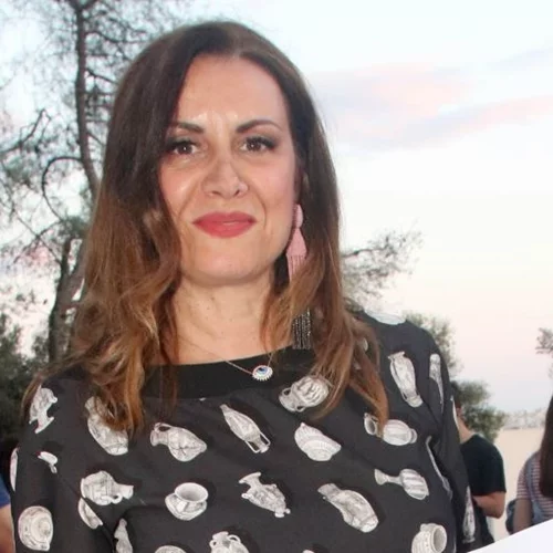 H Άννα Δρούζα κομψή σε εγκαίνια έκθεσης σε γκαλερί