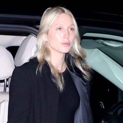 Μαρία Ολυμπία Γλύξμπουργκ | Η εμφάνιση κατά την άφιξή της στην Αθήνα για την κηδεία του τέως βασιλιά Κωνσταντίνου