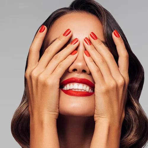 Το μόνα κόκκινα μανικιούρ που αξίζει να κάνεις φέτος τις γιορτές