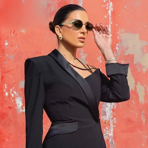 Η Σταματίνα Τσιμτσιλή με το μπορντό φόρεμα από τη Mango που κολακεύει τέλεια τη σιλουέτα