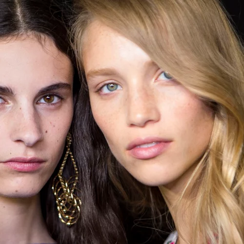 Πίστεψέ μας, αυτή θα είναι η μεγαλύτερη τάση στα χρώματα μαλλιών για το 2021